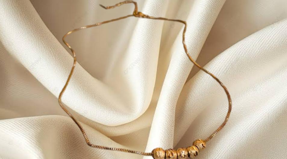 COLLAR DE CUENTAS REDONDAS DE ACERO DE TITANIO DORADO